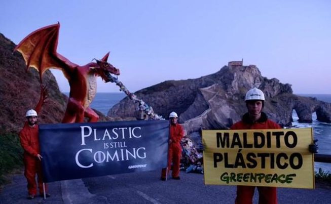 Greenpeace instala un dragón gigante en Gaztelugatxe para denunciar los vertidos de plástico al mar