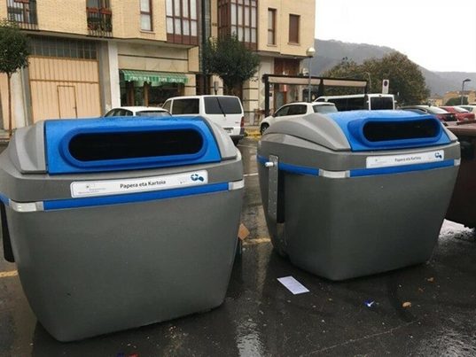 La Mancomunidad de Enkarterri inicia la sustitución de contenedores de papel y cartón por 245 depósitos de carga lateral