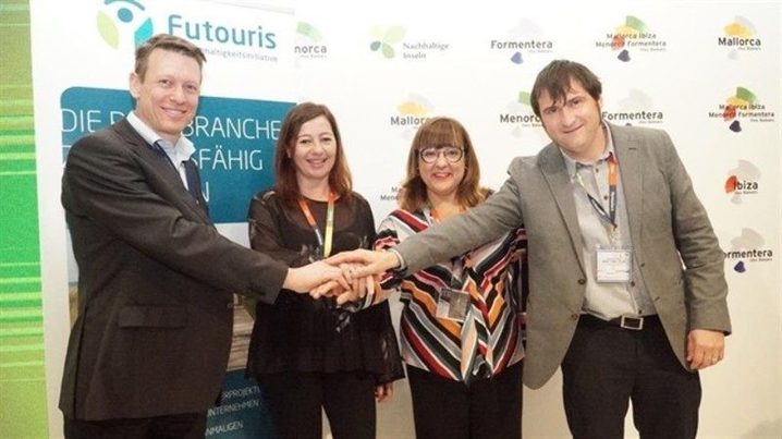 Firmado en la ITB de Berlín un compromiso de reducción de plásticos en los hoteles de Baleares durante tres años