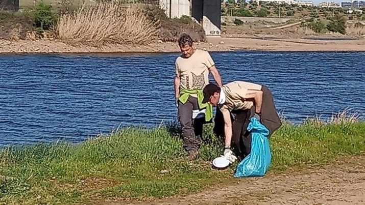 Recogidos 30 kilos de basura en una jornada de limpieza en la ribera del Guadiana en Mérida