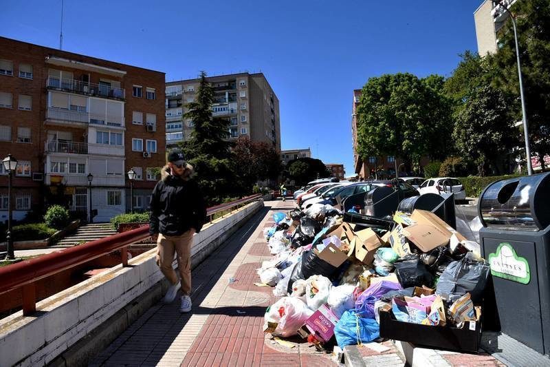 Un conflicto obliga a recoger manualmente la basura en Alcorcón (Madrid)