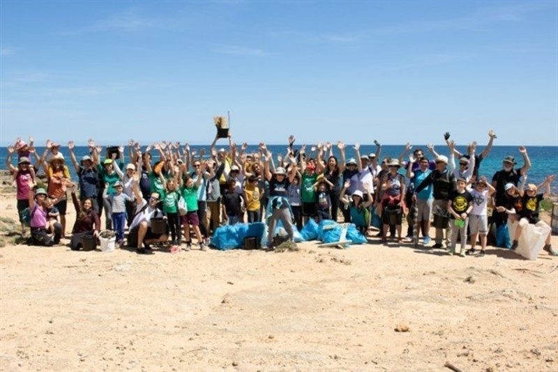 Más de cien kilos de residuos retirados en la limpieza del tramo de litoral entre Son Serra de Marina y Son Real (Mallorca)