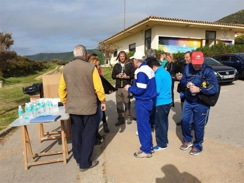 Más de 40 voluntarios participan en las I Jornadas activas de limpieza del litoral de Algeciras (Cádiz)