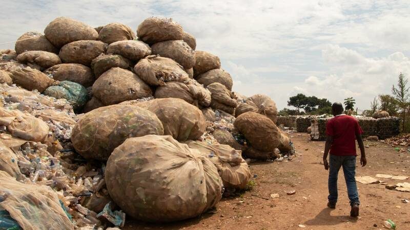 Los plásticos del vertedero resucitan en forma de muebles asequibles en Ruanda