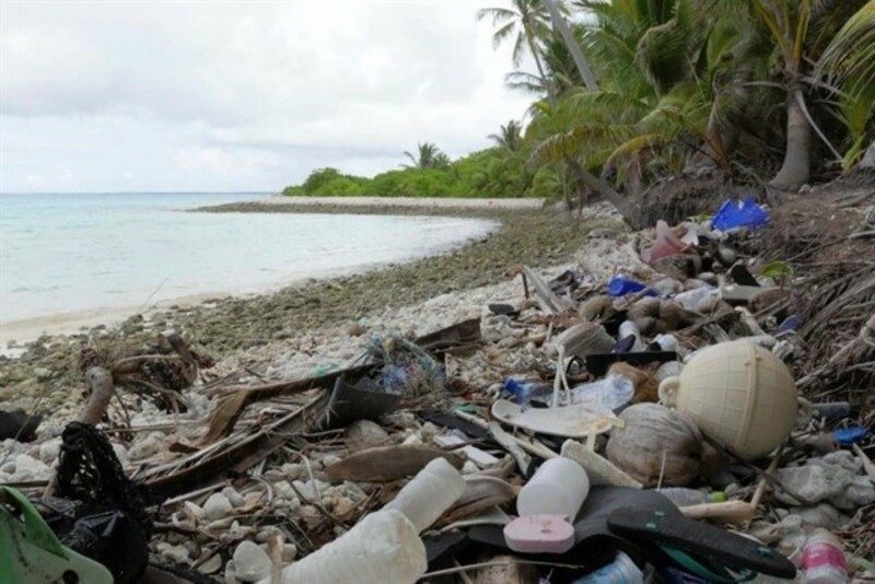 Encuentran cientos de toneladas de plástico en una isla escasamente habitada del Índico