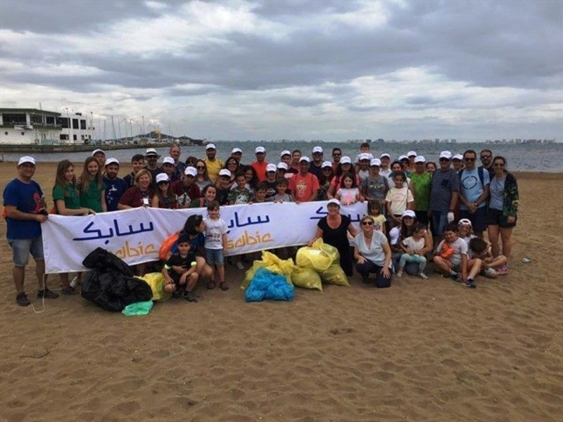 Un centenar de voluntarios de la Fundación SABIC España participan en una recogida de residuos en el Mar Menor