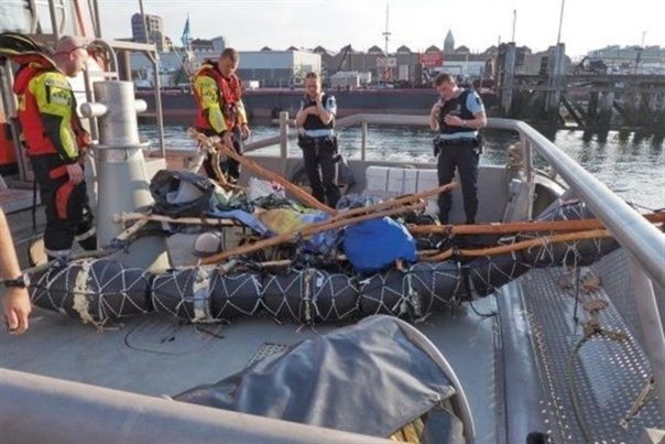 La Marina holandesa rescata a un migrante en una lancha fabricada a base de desechos