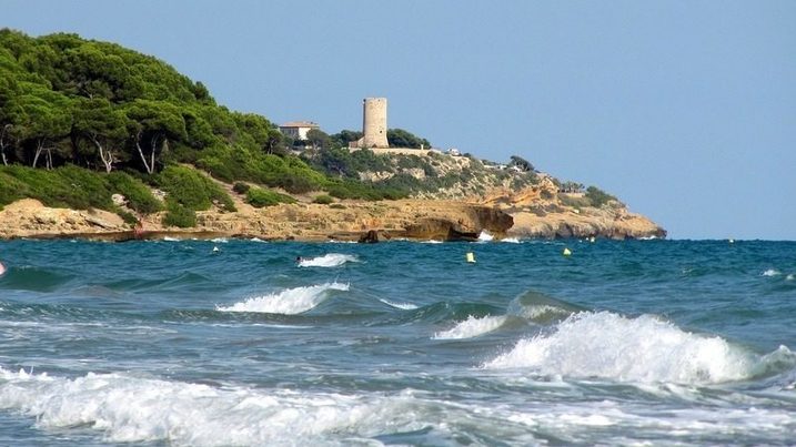 Un estudio revela que más de la mitad los residuos plásticos del litoral de Tarragona son fibras textiles