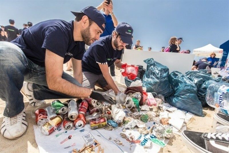 Más de 250 trabajadores de Sage recogen 24.000 residuos en la Barceloneta