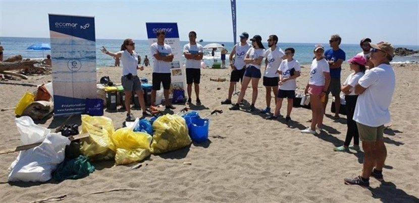 Fundación Ecomar y Quirónsalud recogen más de 120 kilos de residuos en Málaga
