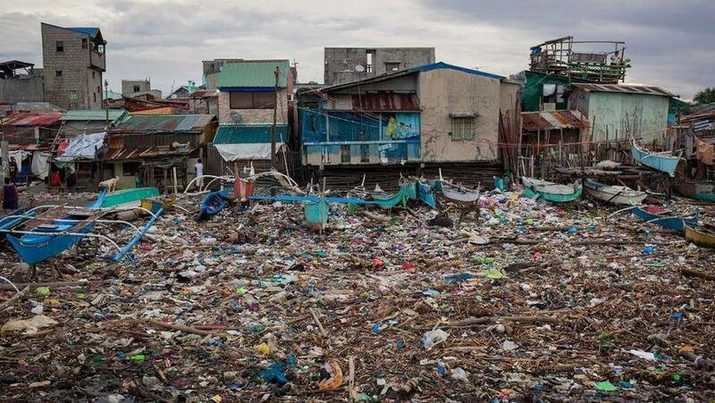 Los plásticos llenan las redes de los pescadores en Filipinas