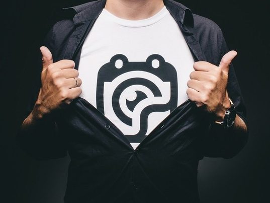 Bilbao BBK Live lanza una colección de ropa diseñada con fibras a partir de plástico reciclado recogido del mar