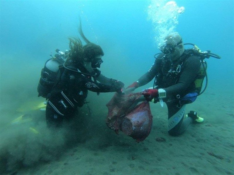 La Red de Vigilantes Marinos retira 200 kilos de basura en la playa Bolnuevo de Mazarrón (Murcia)