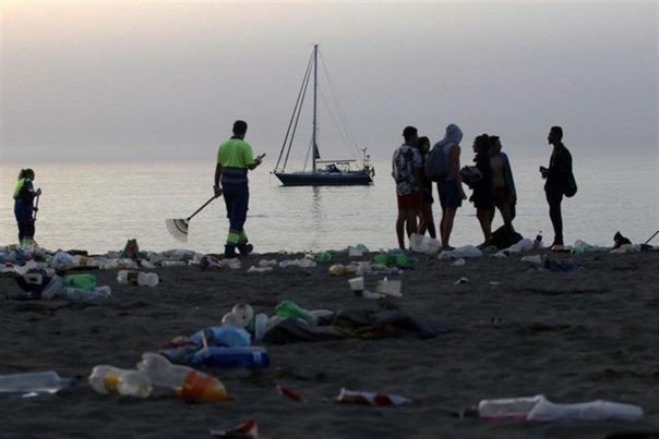 Recogidas 20 toneladas de basura en las playas de Málaga tras la noche de San Juan, la mitad que en 2018