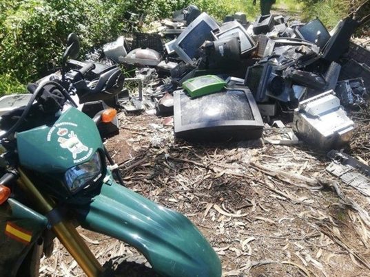 Localizados vertederos incontrolados con material electrónico altamente contaminante en Cambre (A Coruña)