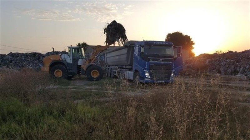 Iniciada la retirada de 8.300 toneladas de residuos de la antigua fábrica Remag de Sollana (Valencia)