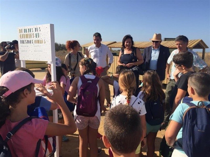 La Escuela de Exploradores de Marismas del Odiel le declara la guerra a las colillas en la playa