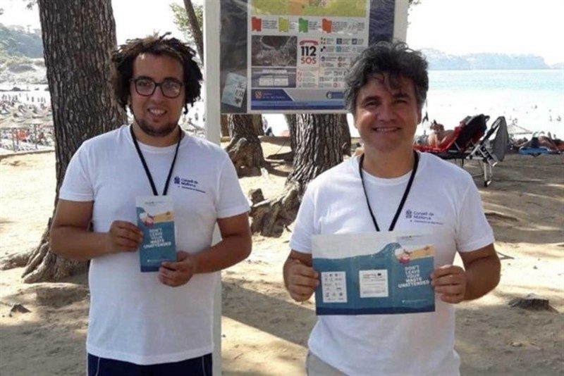 El Consell de Mallorca inicia en Calvià un proyecto europeo para concienciar a los turistas y evitar residuos en las playas