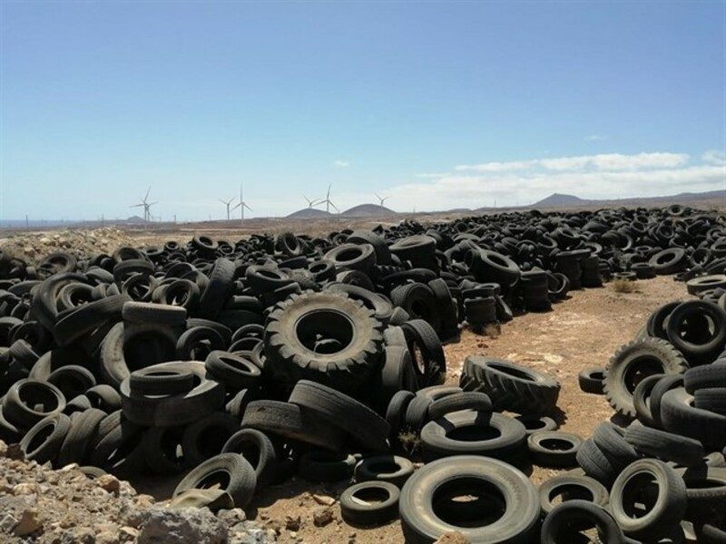 El Cabildo de Tenerife invertirá más de dos millones de euros en desmantelar el cementerio de neumáticos de Arico