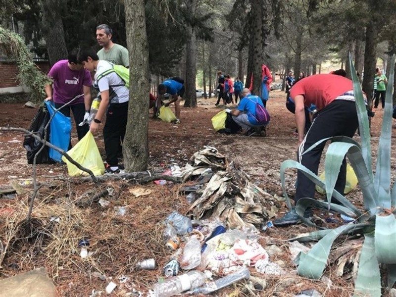 Unos 40 voluntarios participan en una jornada de restauración ambiental del parque de Santa Catalina y El Neveral (Jaén)