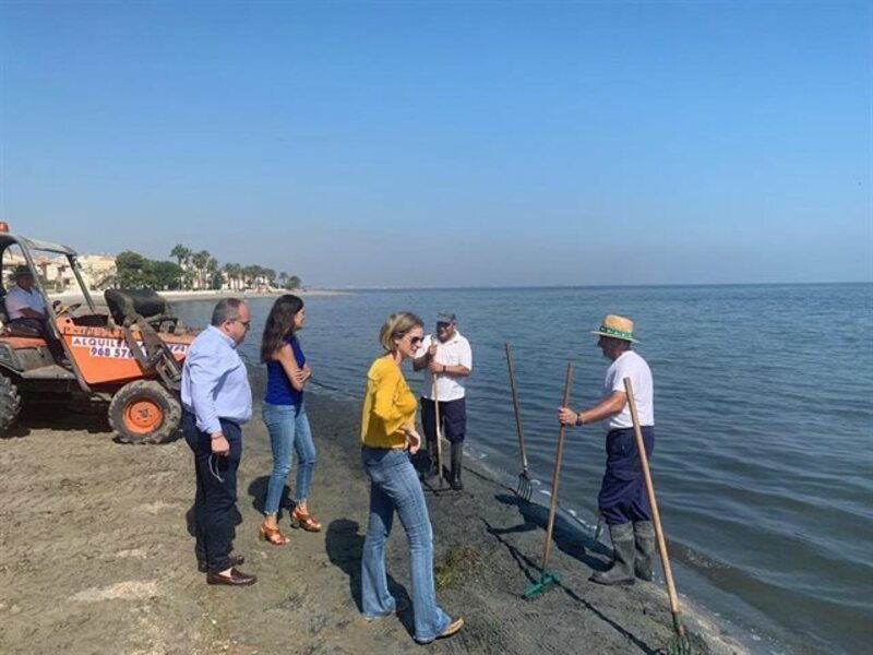 Las brigadas de limpieza del Mar Menor retiran más de 3.700 metros cúbicos de residuos tras el temporal