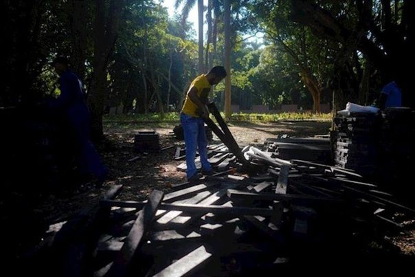 Una cooperativa cubana convierte desechos plásticos en un sustitutivo ecológico de la madera