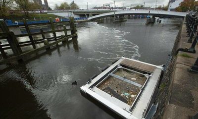 Amsterdam prueba una barrera experimental de burbujas para evitar la llegada de plásticos al Mar del Norte