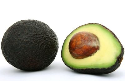 Hueso de aguacate, uno de los posibles sustitutos para los plásticos de un solo uso