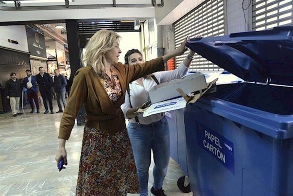 El Ayuntamiento de Granada pone en marcha por primera vez la recogida selectiva de cartón en los mercados