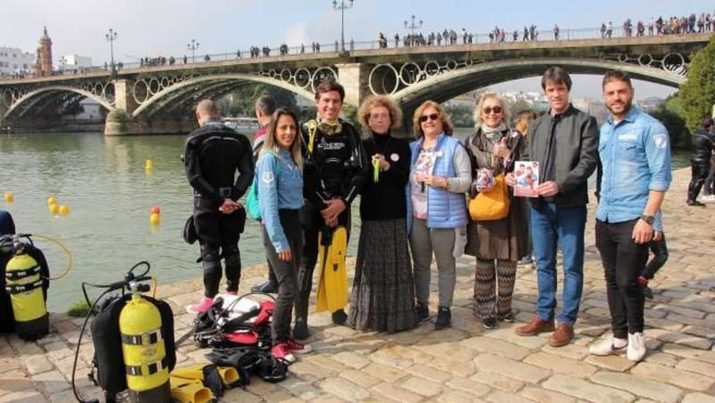 Acción medioambiental en Sevilla para concienciar sobre vertido de residuos en el Guadalquivir