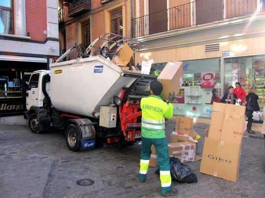 Vecinos de Toledo recogen firmas para poder seguir reciclando mientras la licitación de recogida de basura sigue atascada