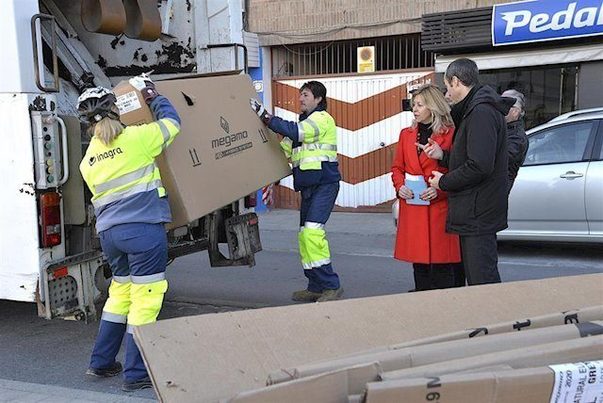 El barrio del Zaidín prueba un proyecto piloto de recogida de cartón puerta a puerta en Granada