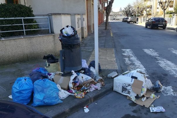 Multas de 600 euros por dejar basura fuera de los contenedores en Tárrega (Lleida)