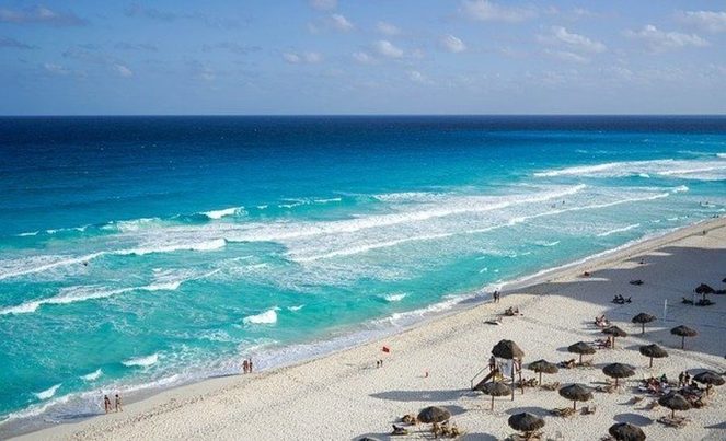El turismo es el responsable directo de la mitad de los residuos plásticos en playas de Baleares, según un proyecto europeo