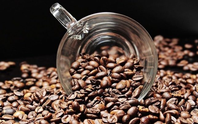 Diseñan un método rápido con disolventes para obtener antioxidantes a partir de residuos del café