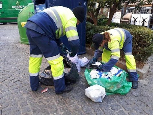 Campaña de inspección en Granada para hacer cumplir la normativa municipal de depósito de basuras