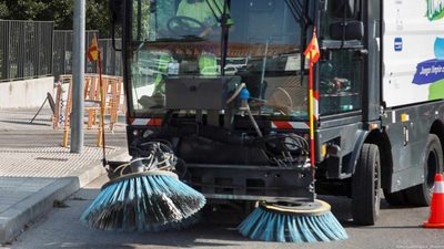 Las máquinas barredoras urbanas aumentan la contaminación y arrastran restos fecales, según un estudio
