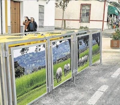 Los contenedores de basura de Monesterio (Badajoz) lucen paneles decorativos para reducir el impacto visual