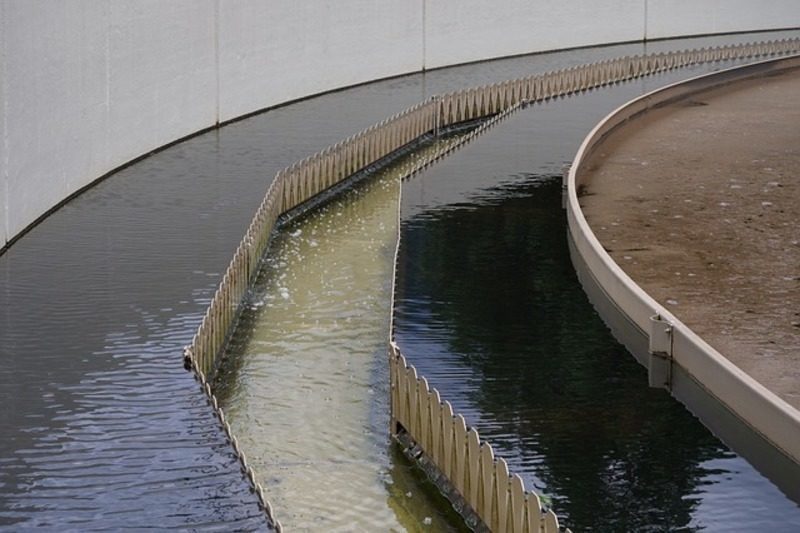 El suministro de agua y el saneamiento de aguas residuales serán considerados servicios esenciales