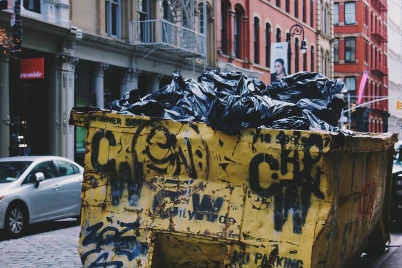 Castellón: Alertan de que dejar la basura fuera del contenedor es un riesgo y puede acarrear sanciones