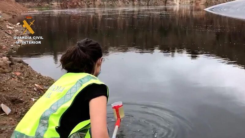 Barcelona: Investigan un vertido de residuos contaminantes en una riera