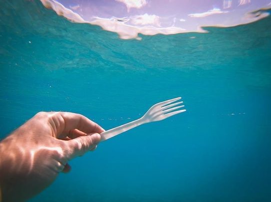 Crean el primer sensor espacial para la detección de basura marina basado en tecnología verde