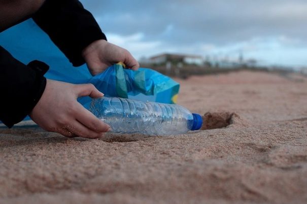 Océanos y mares ahogados en basura plástica, un problema (también) en verano
