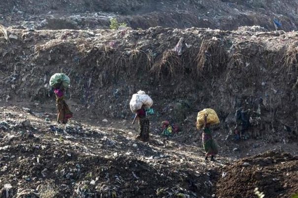 Ghazipur: así es la aldea india que crece bajo una montaña de basura