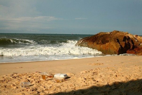 Los envoltorios de plástico superan ya a las colillas como residuos más abundantes en las playas en 2019