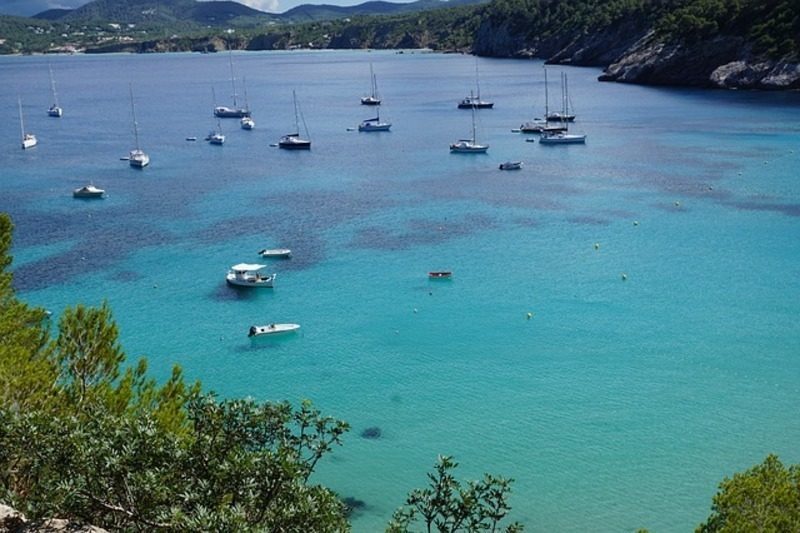 Baleares: Una flotilla de embarcaciones organiza una limpieza de la bahía de San Antonio (Ibiza)