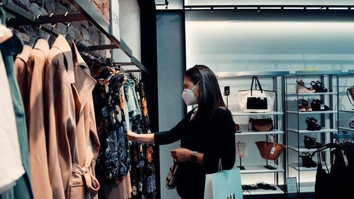 Investigan el impacto medioambiental del consumo masivo y continuado de "fast fashion"