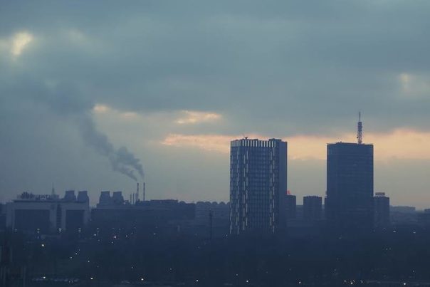 La OMS advierte que la COVID-19 afecta más a la salud en las ciudades que acumulan más contaminación