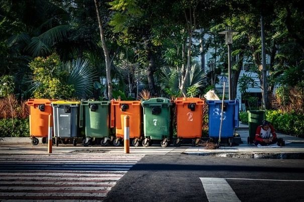 Sevilla: Campaña de sensibilización con nueva señalización en más de 800 puntos de recogida de basura