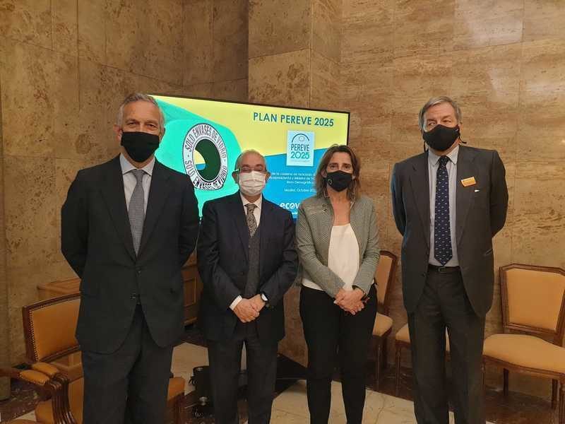 Los agentes del reciclaje de vidrio en España presentan al MITECO compromisos de recogida y reciclaje para 2025 